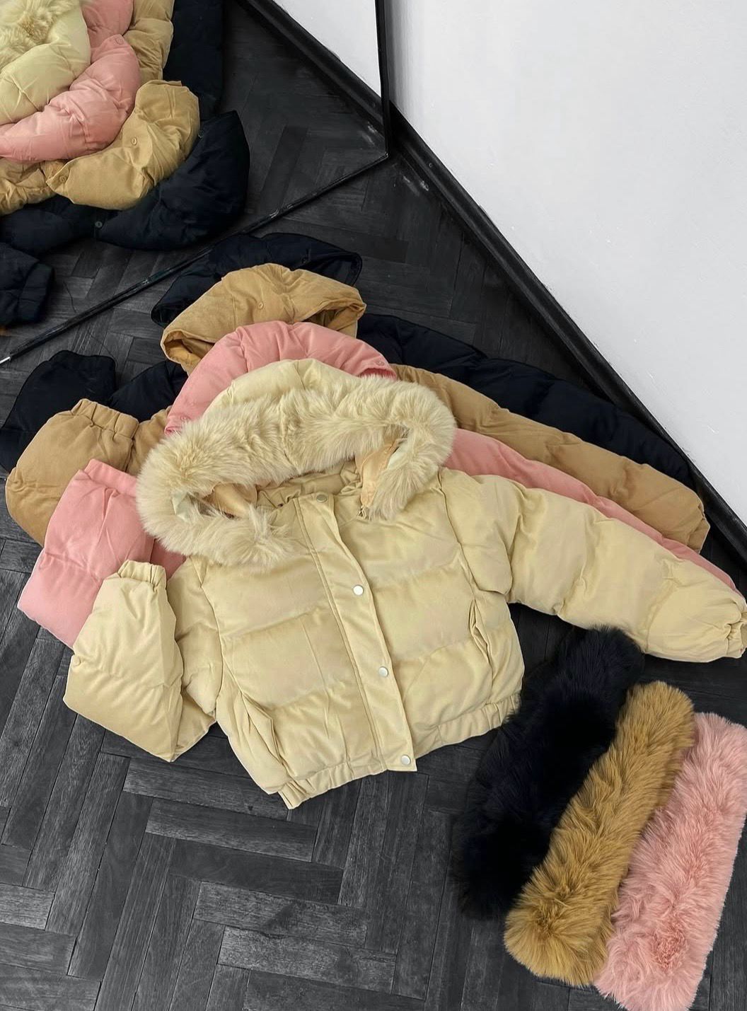 Campera de pana afelpada con peludito en el cuello X MAYOR ($1290 c/u paquete minimo de 6 unidades) Incluye 2 negro talla S, 2 negro talla M, 2 negro talla XL