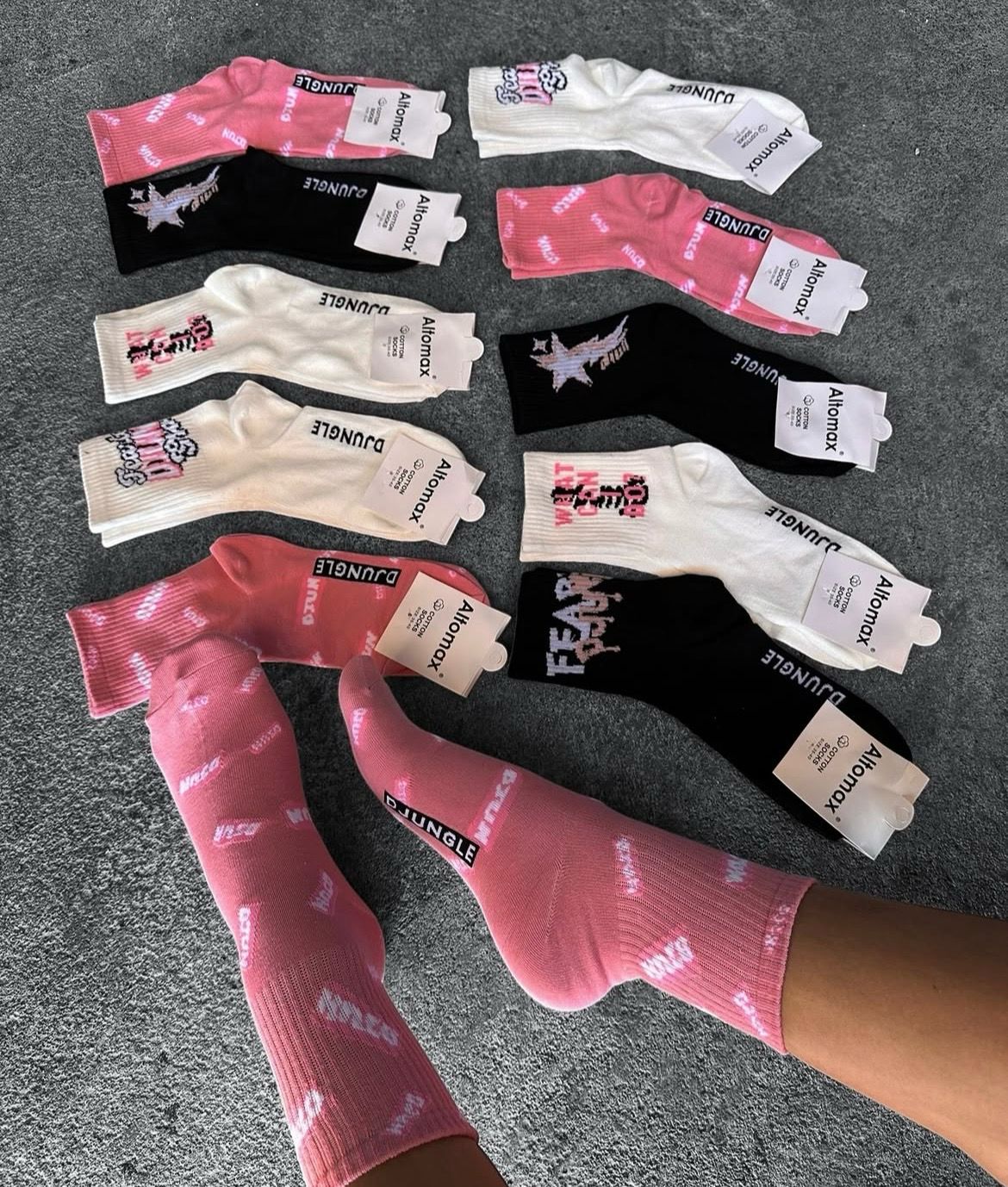 Paquete de 6 Docena Medias animadas coloridas, colores Blanco, negro y rosa X MAYOR ($320 c/u paquete minimo de 6 unidades)