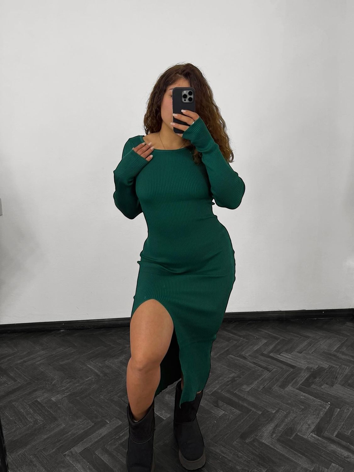 Vestido de dama ajustado con tajo al costado