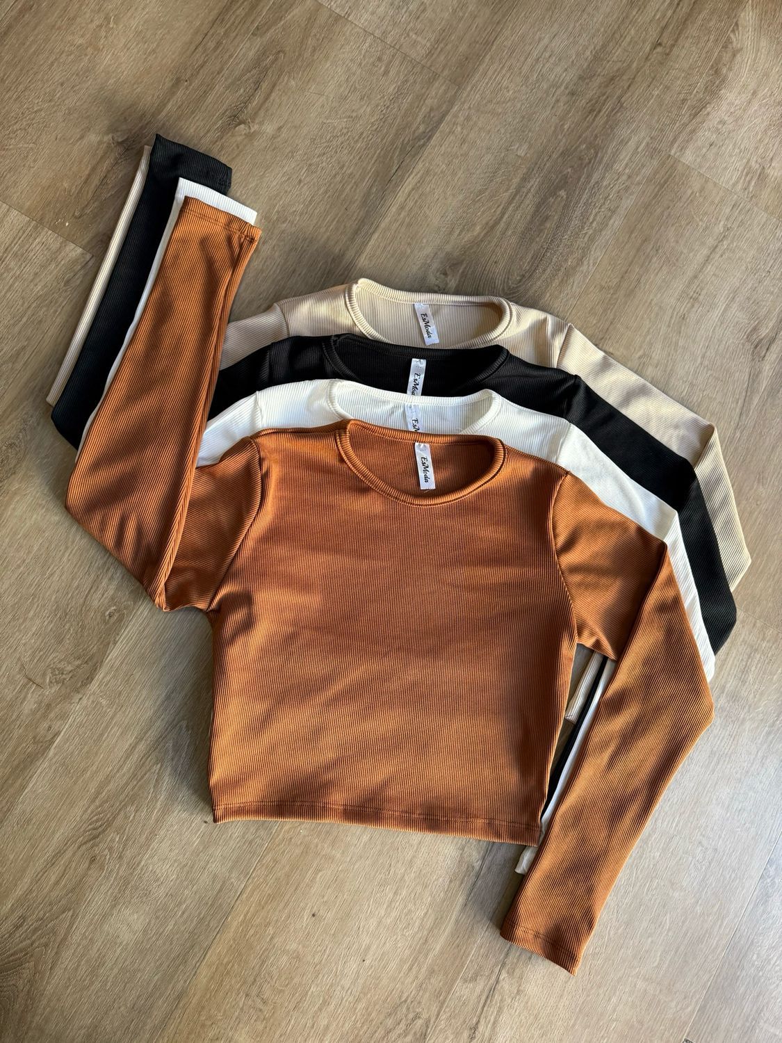 Remera basica morley ribana X MAYOR ($250 c/u paquete minimo de 4 unidades) Incluye 1 beige, 1 negra, 1 blanca y 1 terracota