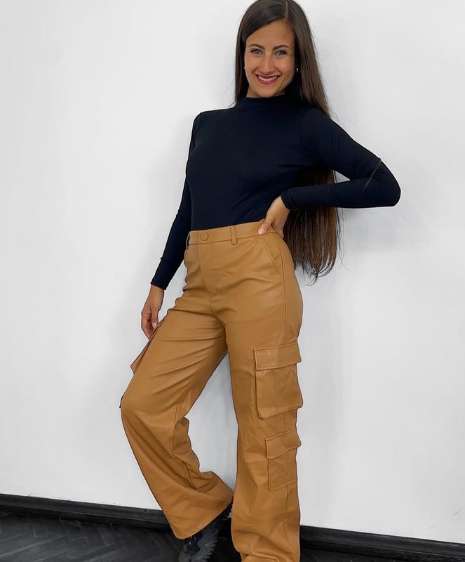 Pantalon cargo de ecocuero