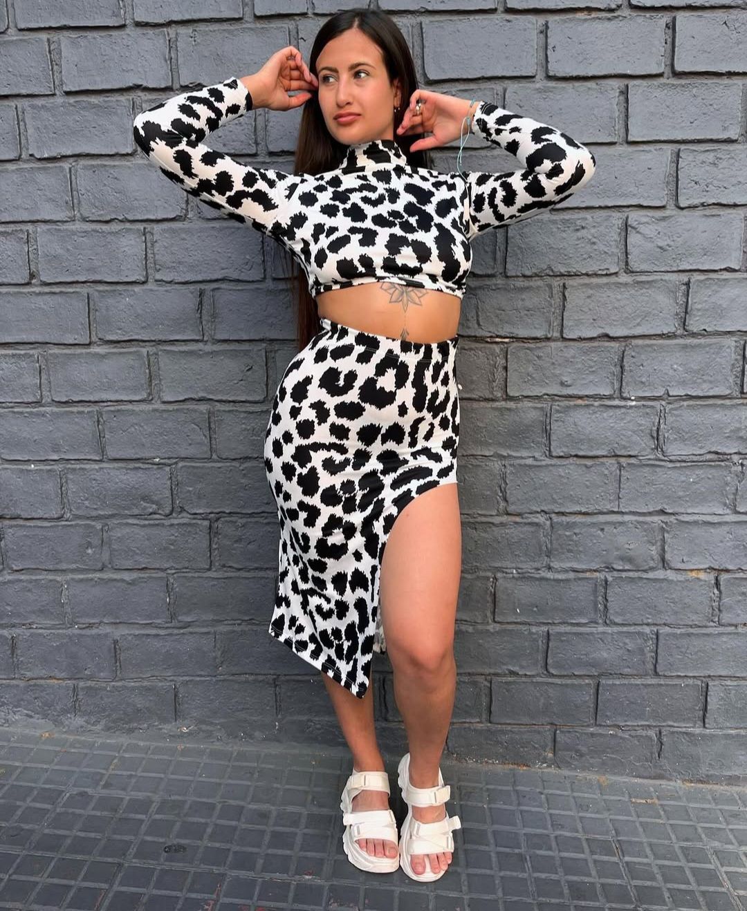 Conjunto de pollera con tajo y top de mangas largas