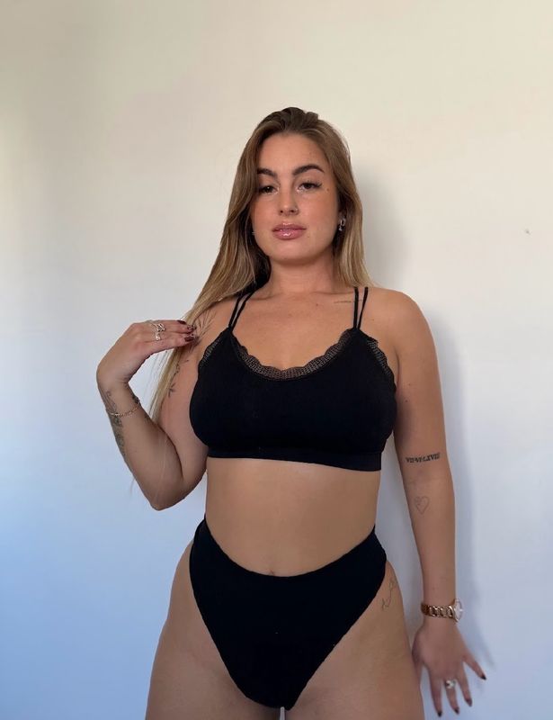Conjunto de ropa interior elastizado con encaje.