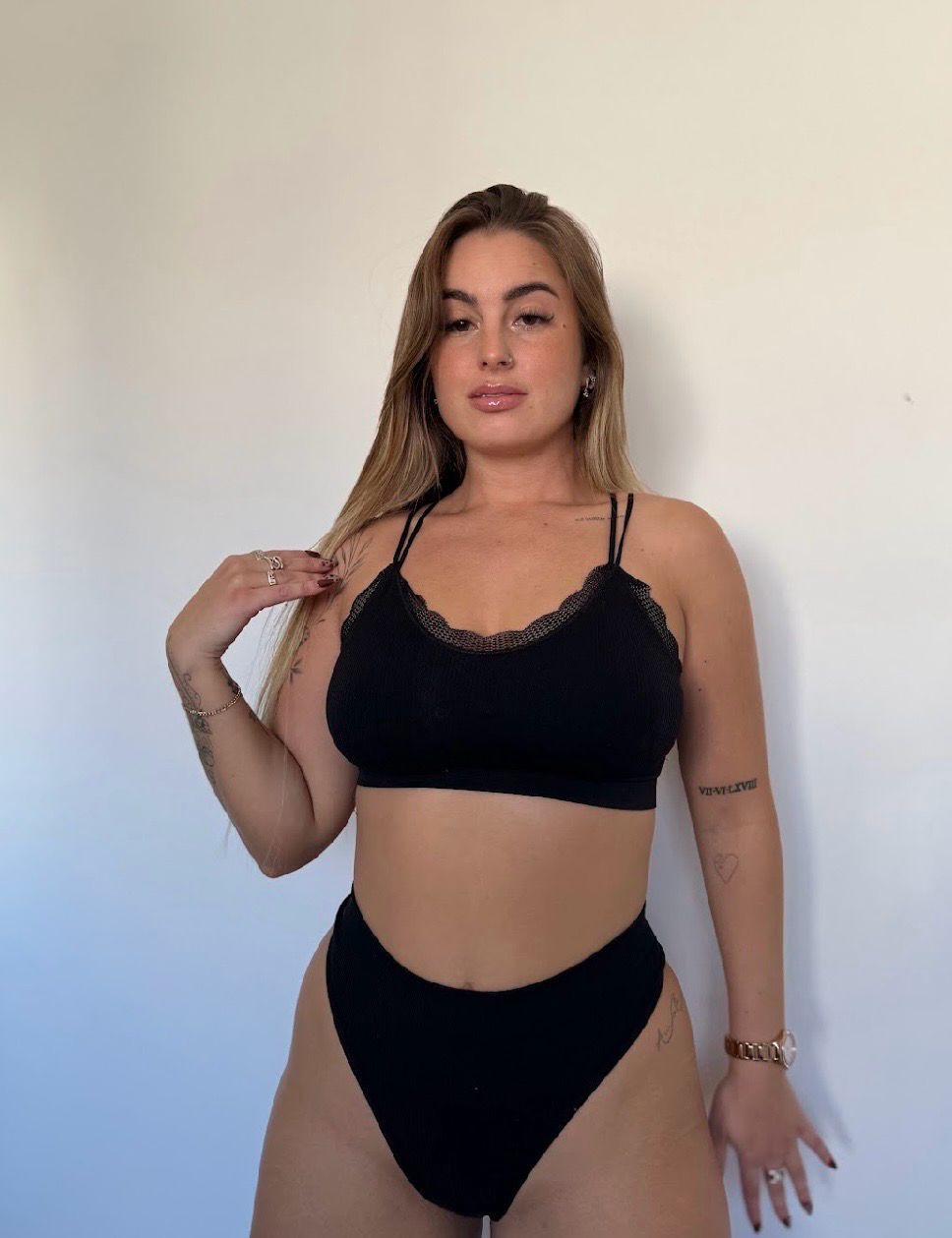 Conjunto de ropa interior elastizado con encaje.