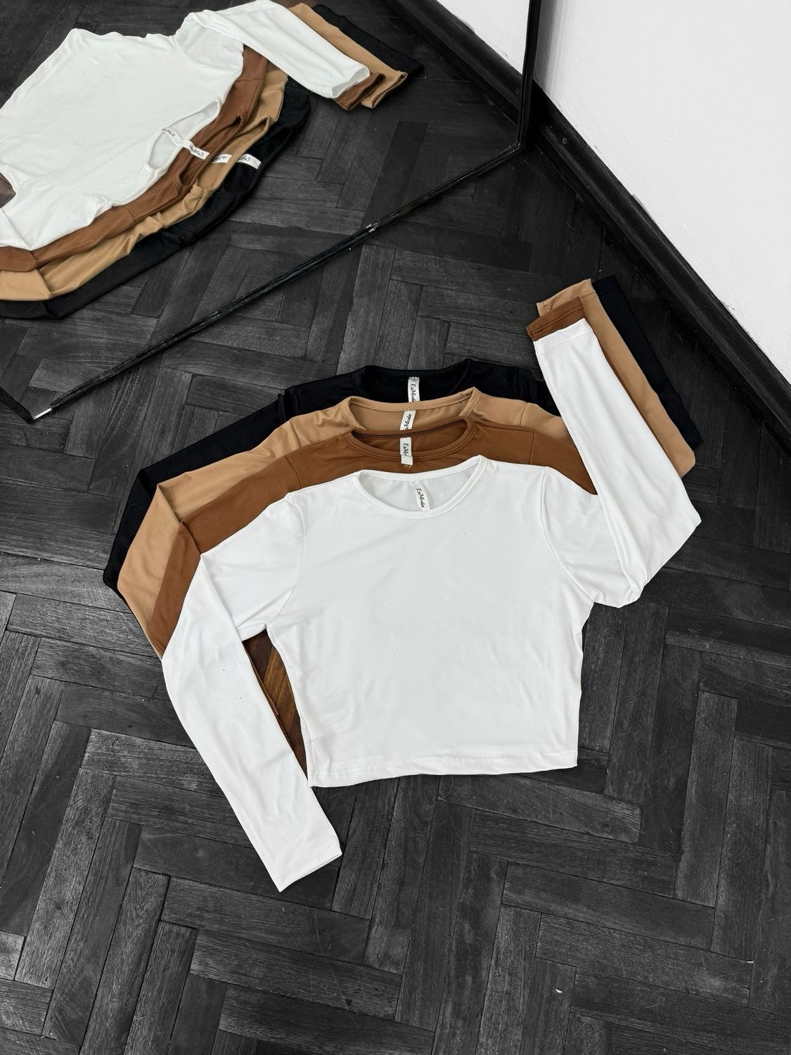 Remera Basica Manga Larga  X MAYOR ($250 c/u paquete de 4 unidades minimo) Incluye 1 BEIGE 1 NEGRA 1 BLANCA Y 1 TERRACOTA