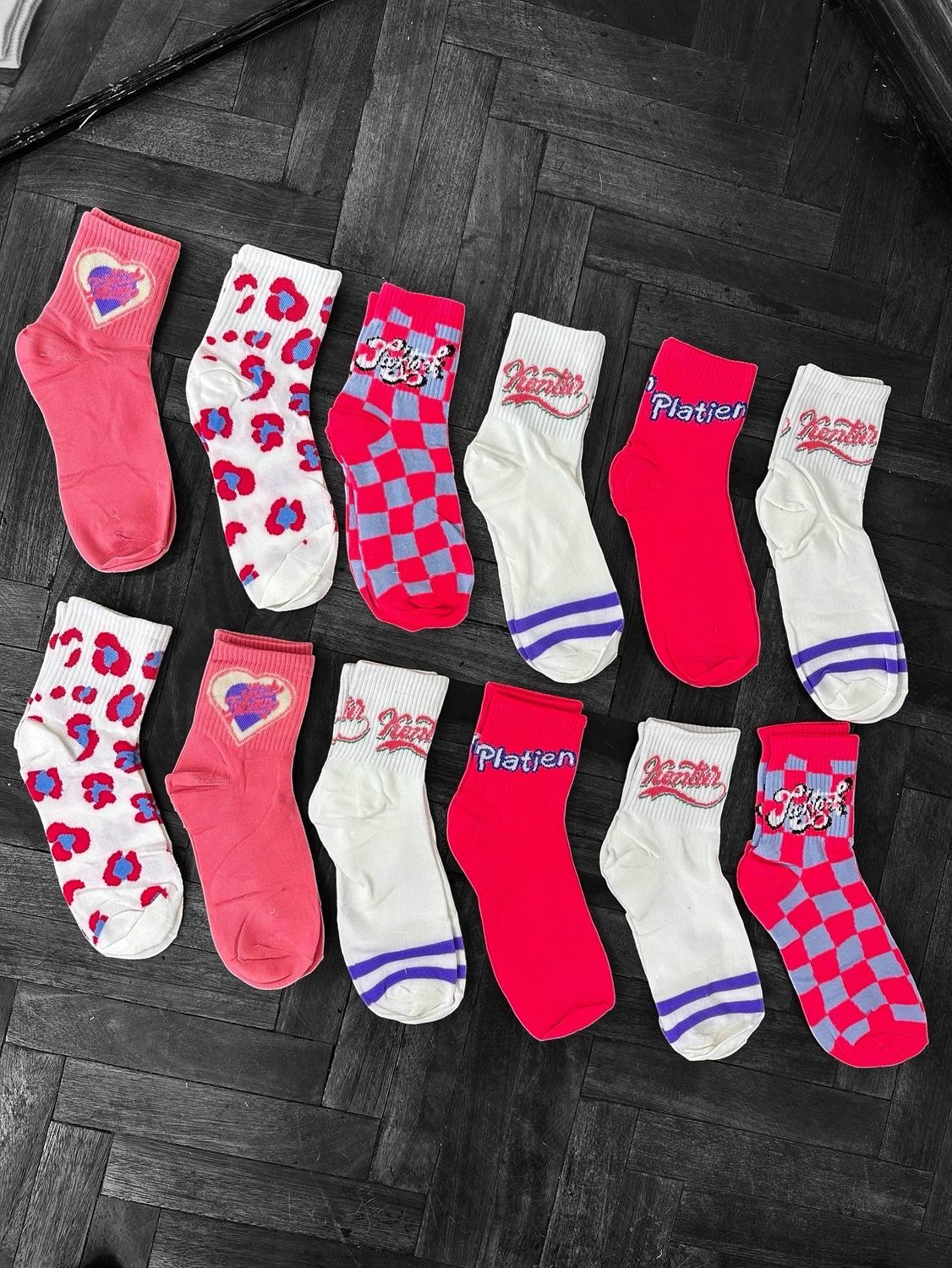 Docena de soquetes rosa, rojo y blanco