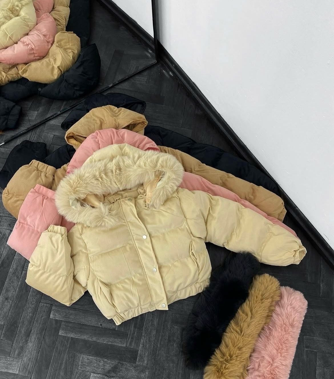 Campera de pana con peludito en el gorro