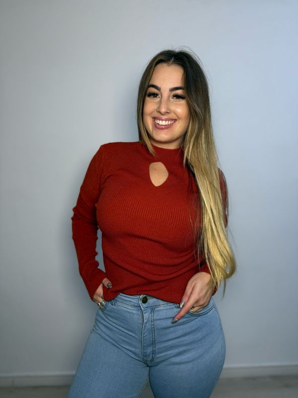 Polera de hilo con escote en el pecho