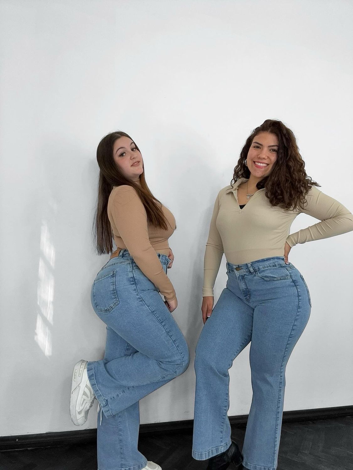 Jean AURA wid leg
