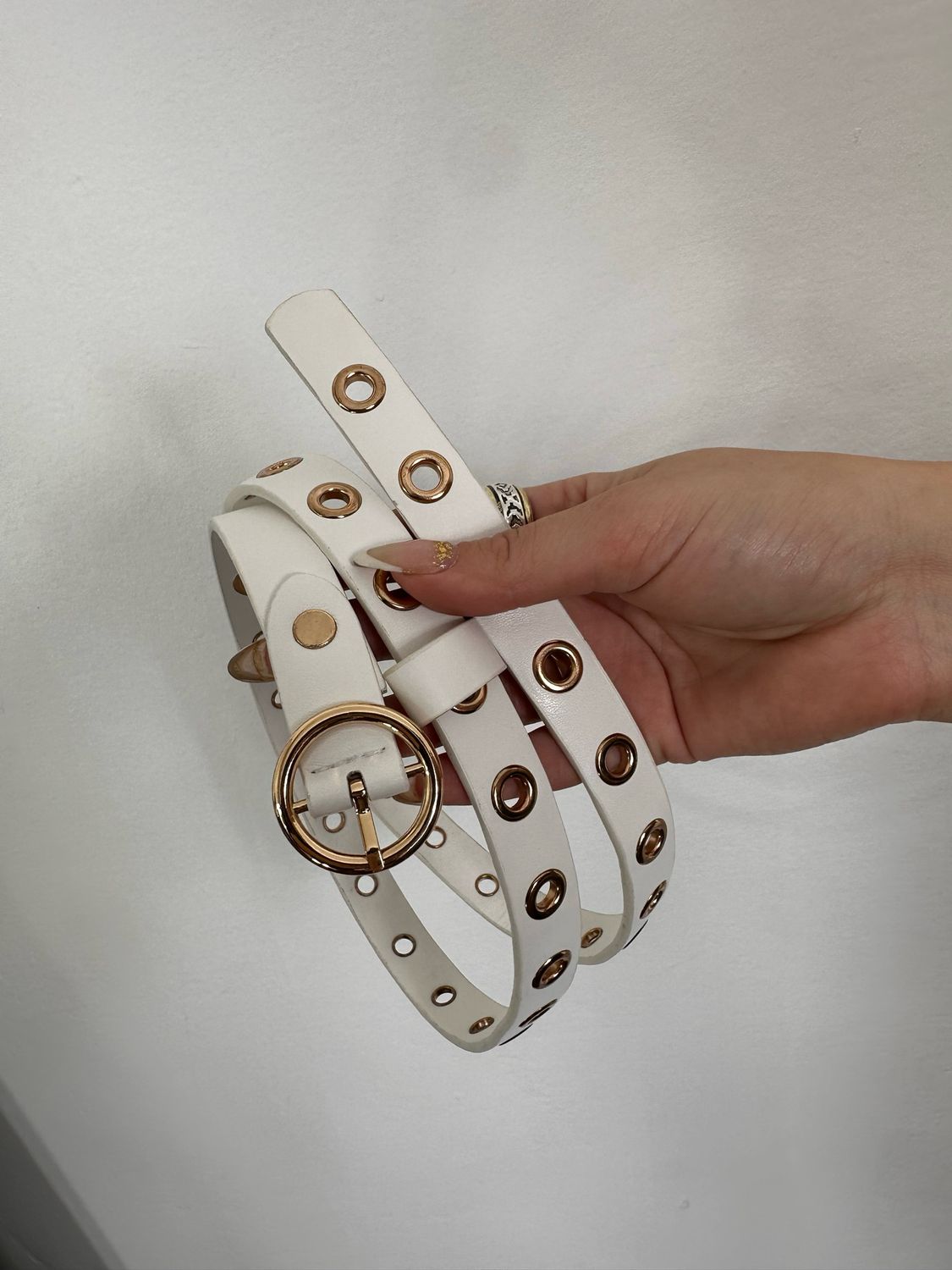 Cinto en tendencia con chapas color blanco X MAYOR ($190 c/u paquete minimo de 12 unidades)