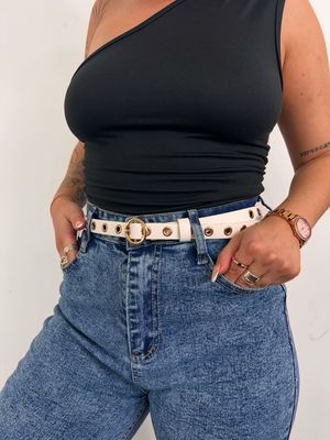 Cinto en tendencia con chapas color blanco