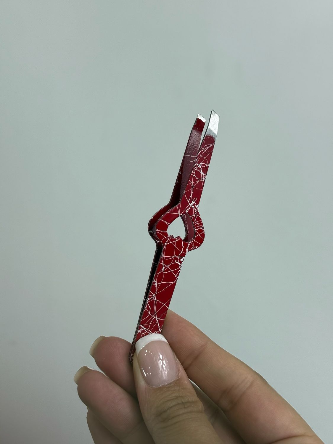 1 Pinza para cejas diseño corazon