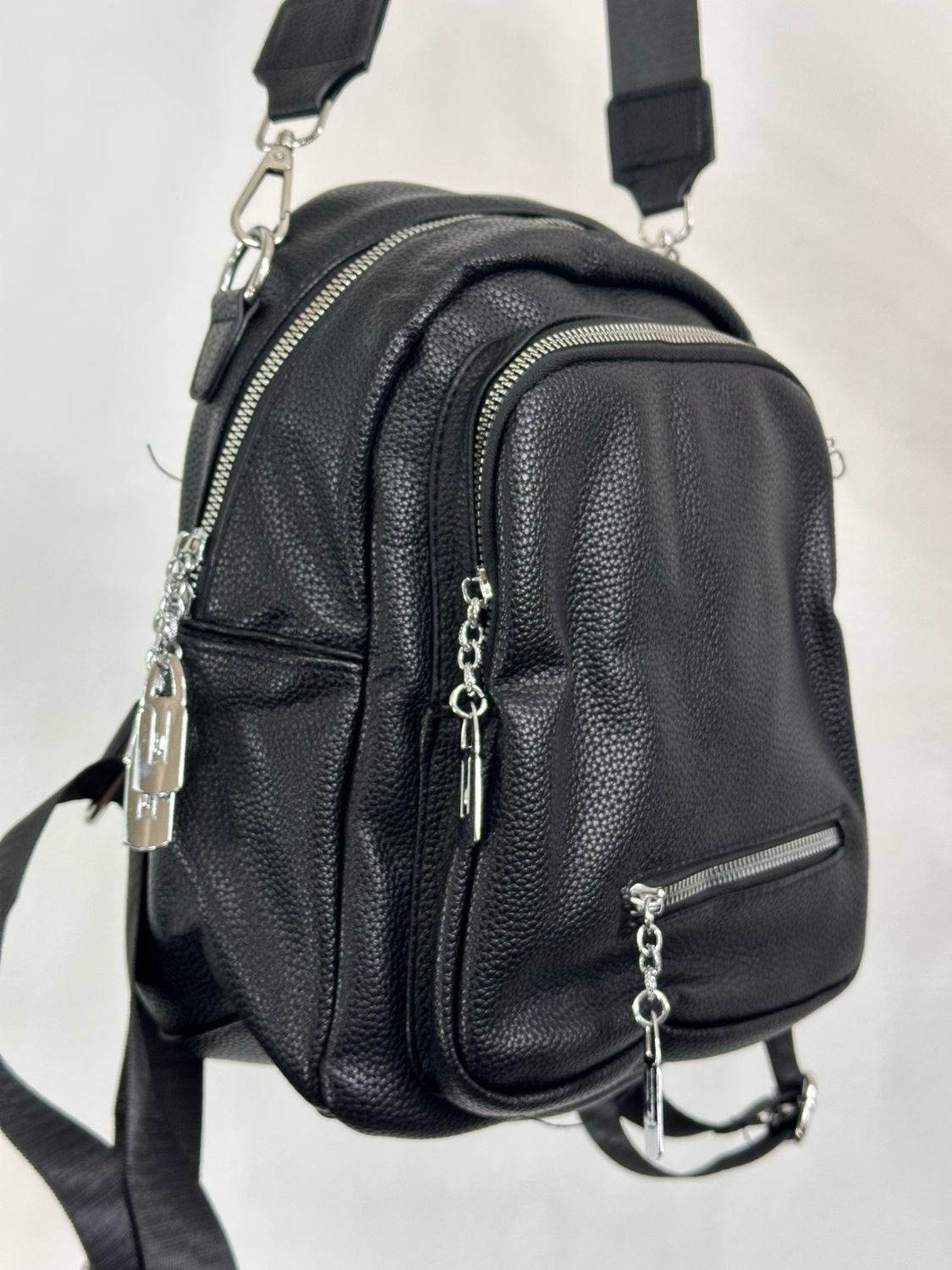 Mochila de ecocuero color negro