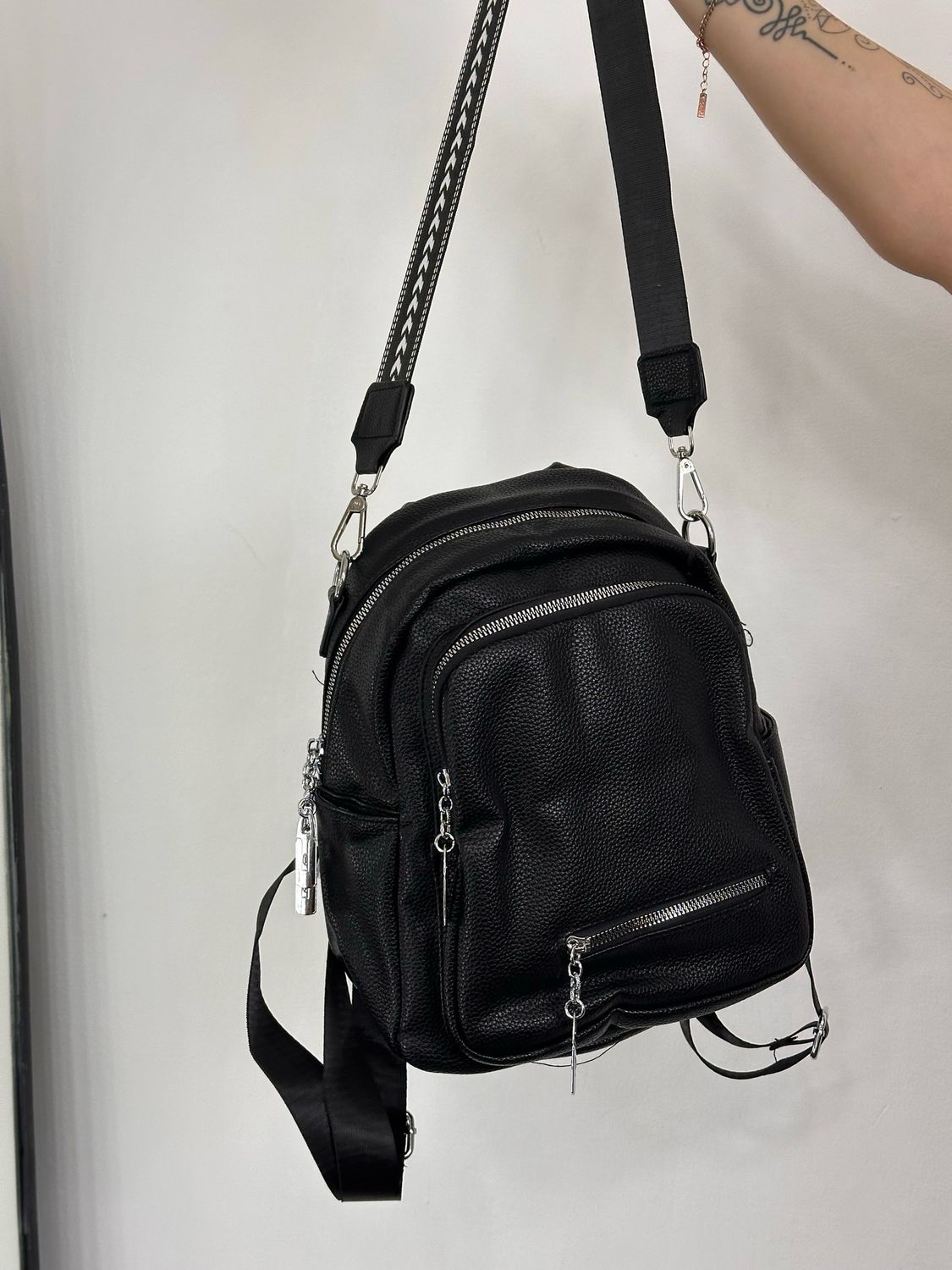 Mochila de ecocuero color negro X MAYOR ($690 c/u paquete minimo de 6 unidades)