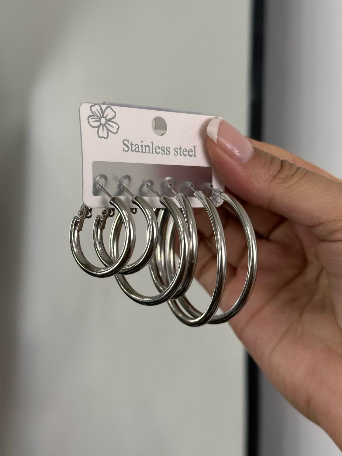 Paquete con Aros caravana en tendencia 3 pares diferentes tamaños X MAYOR ($100 c/u paquete minimo de 12 unidades)