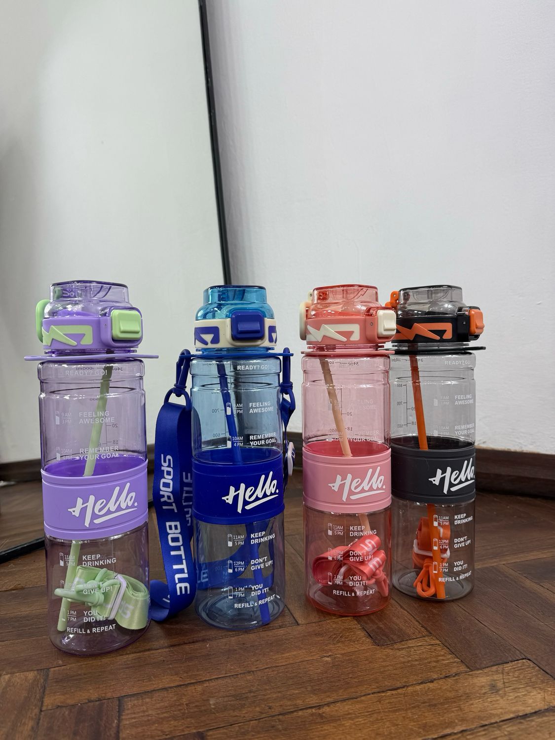 Botella motivacional con sorbito y correa HELLO