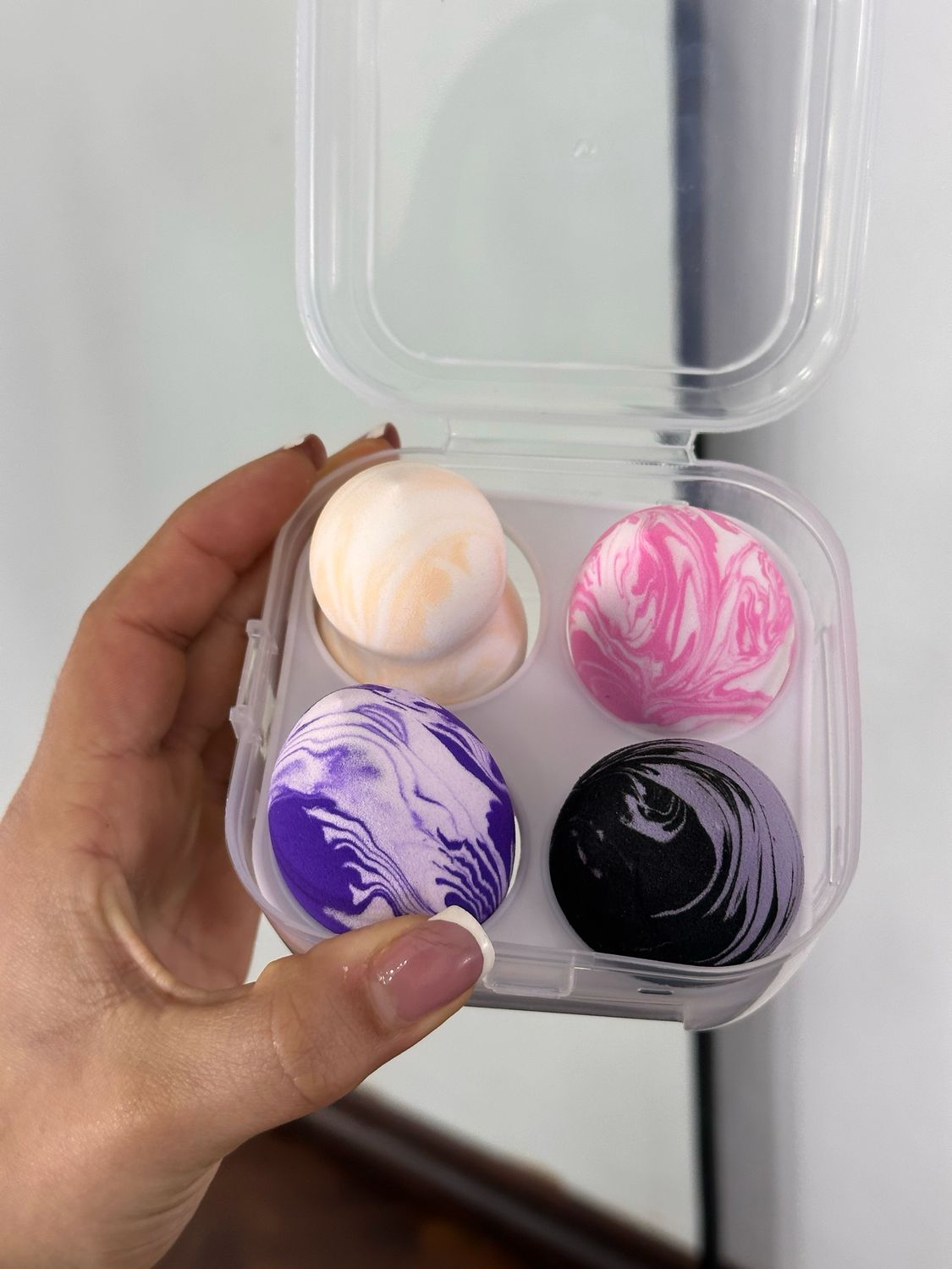 Estuche con 4 esponjas de maquillaje