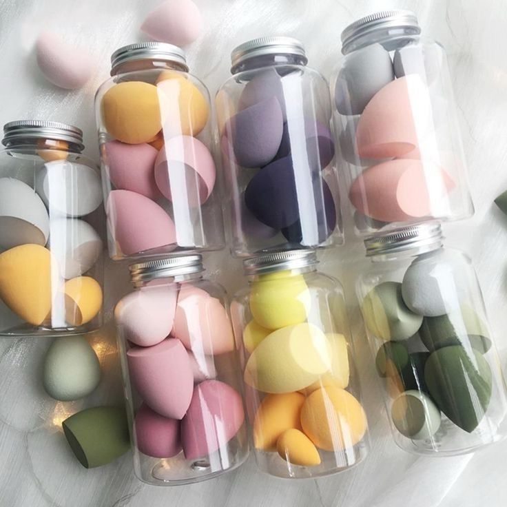 Frasco con esponjitas de maquillaje