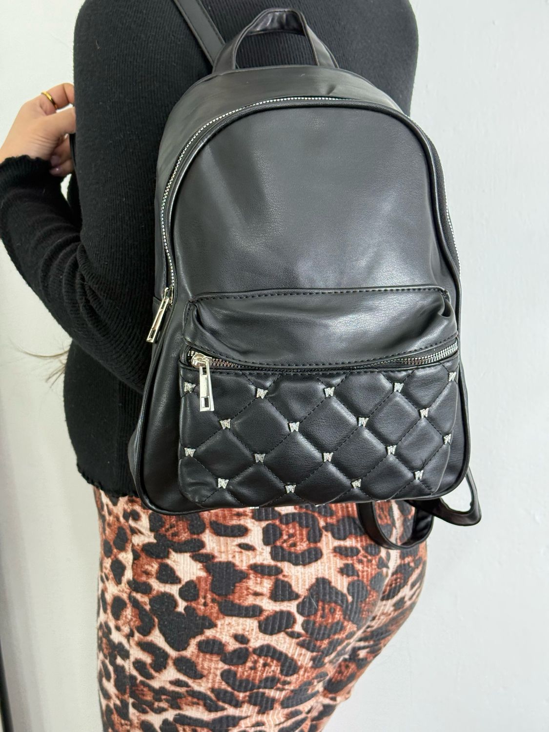 Mochila de ecocuero con chapas X MAYOR ($390 c/u paquete minimo de 12 unidades)