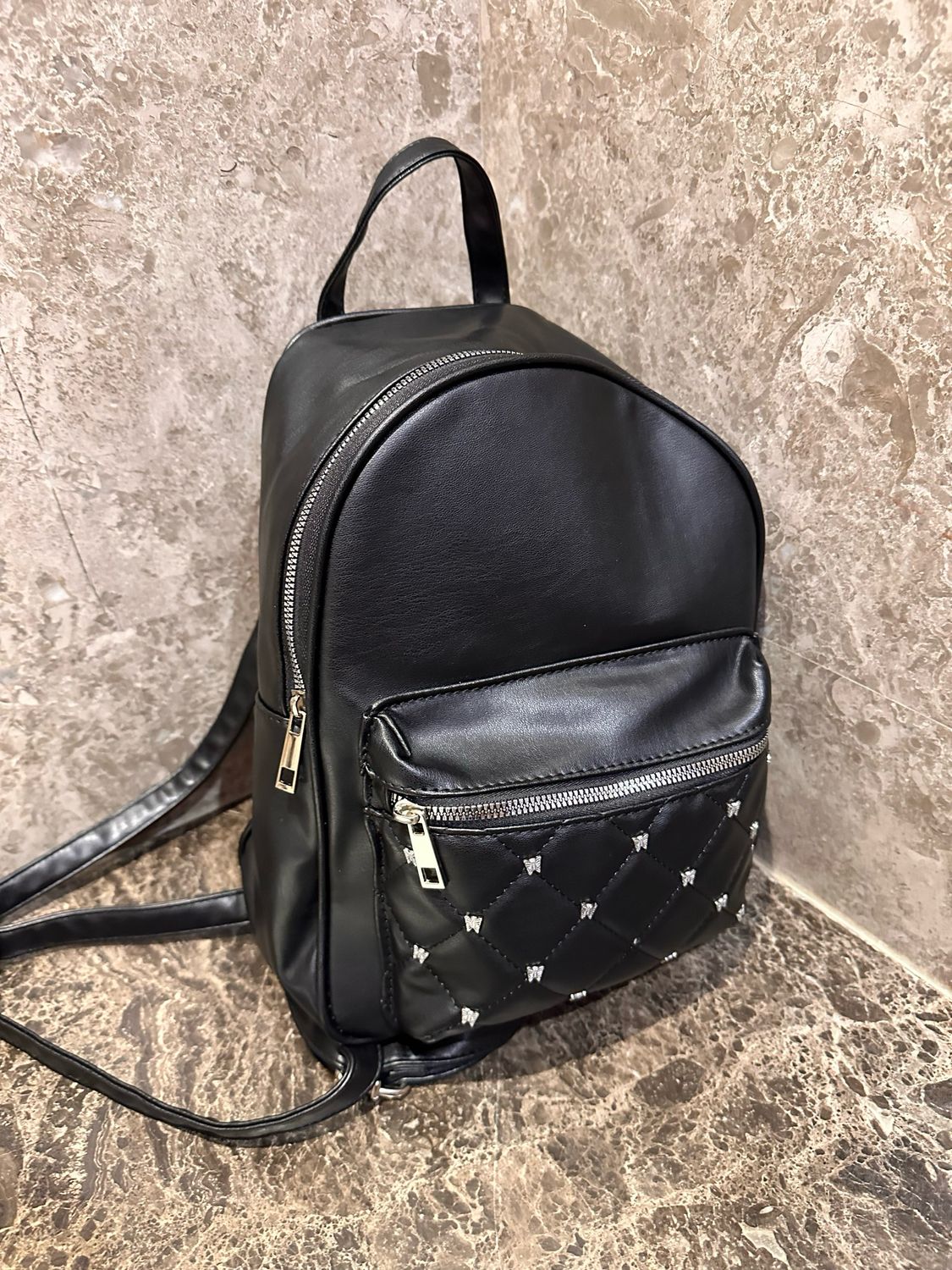 Mochila de ecocuero con chapas