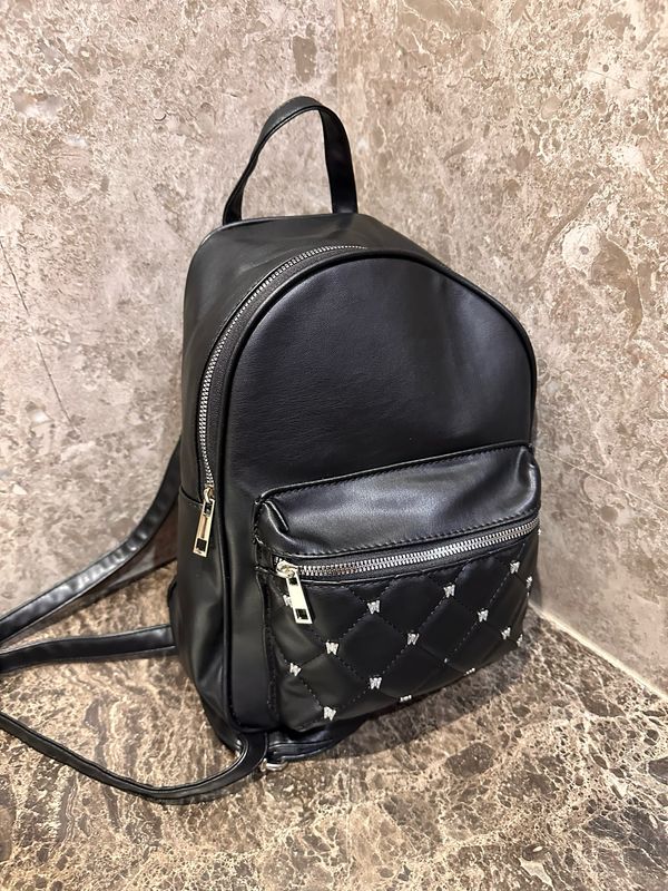 Mochila de ecocuero con chapas