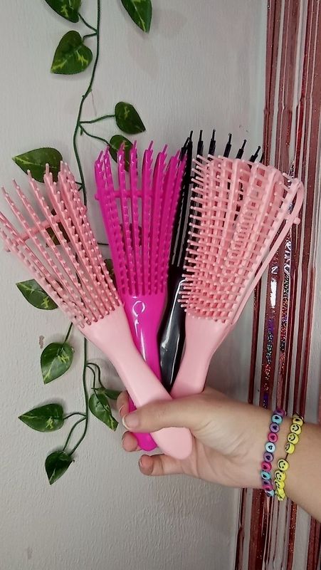 Cepillo en tendencia para cabello rizo