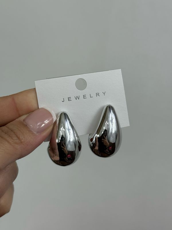 Caravanas de gota en tendencia color plateado X MAYOR ($100 c/u paquete minimo de 12 unidades)