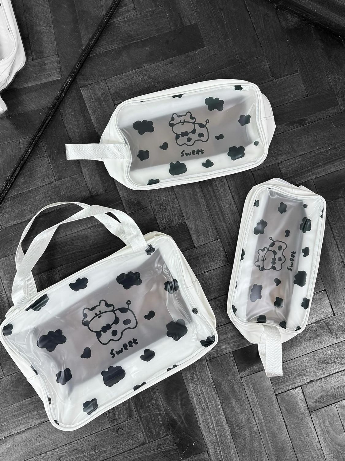 Set de 3 Neceser de diferentes tamaños color transparente diseño vaca X MAYOR ($300 c/u paquete minimo de 12 unidades)