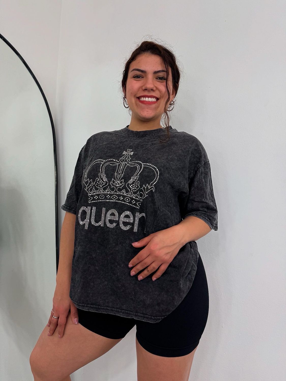 Remera QUEEN con brillitos color negro nevado