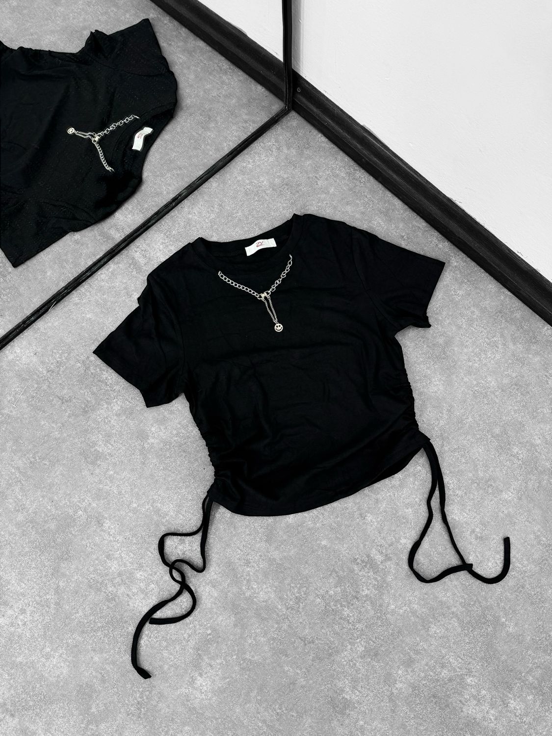 Remera con cadena y cordones a los costados X MAYOR ($290 c/u paquete minimo de 12 unidades)