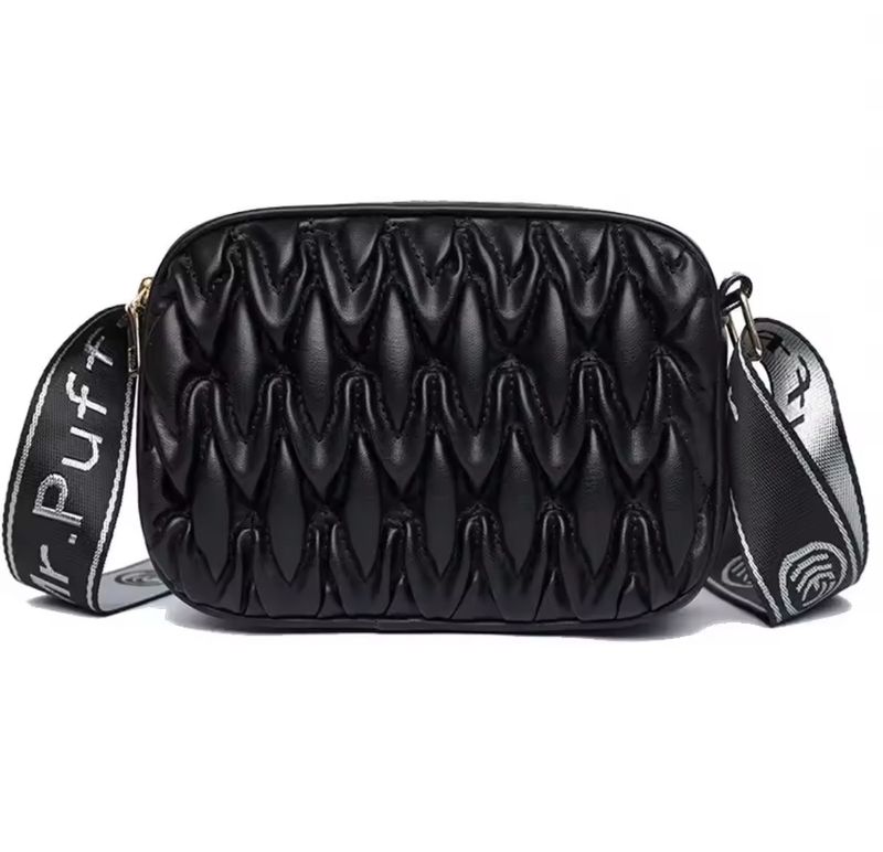 Cartera en tendencia con correa color negro