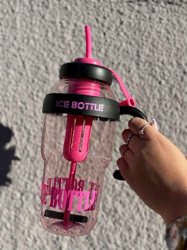 Botella en tendencia con sorbito y filtro.