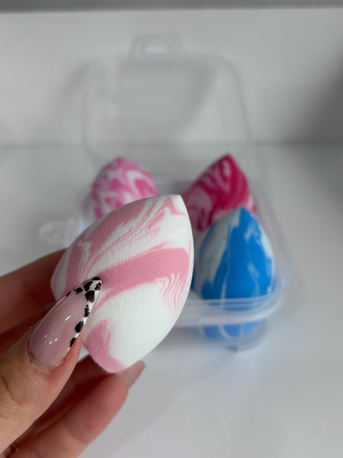 Estuche con 4 esponjas de maquillaje