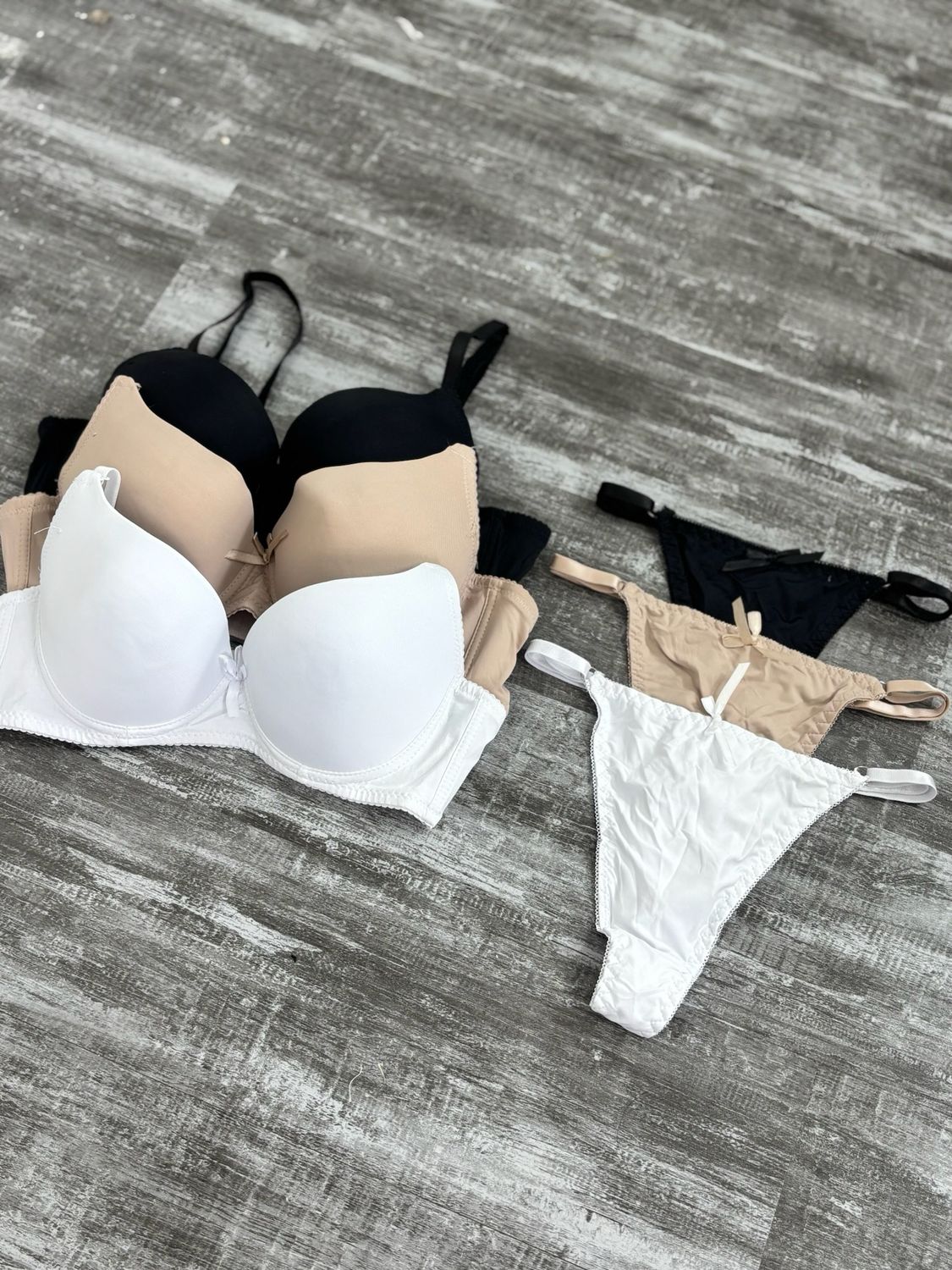 Conjunto de Sutien con Push Up y Colaless Regulables X MAYOR( $195 c/u paquete minimo de 12 unidades)