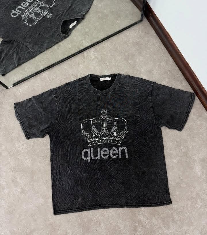 Remera QUEEN con brillitos color negro nevado