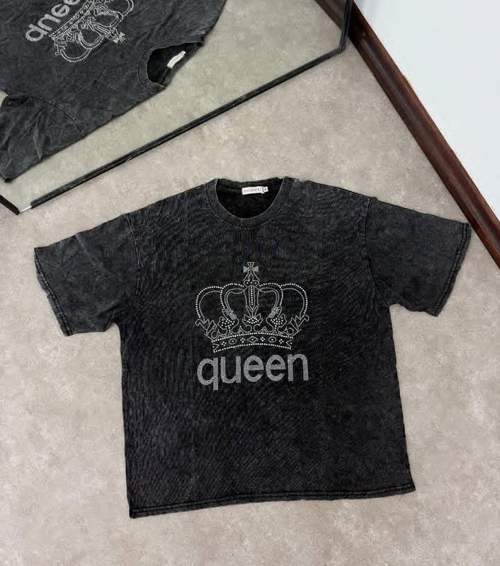 Remera QUEEN con brillitos color negro nevado