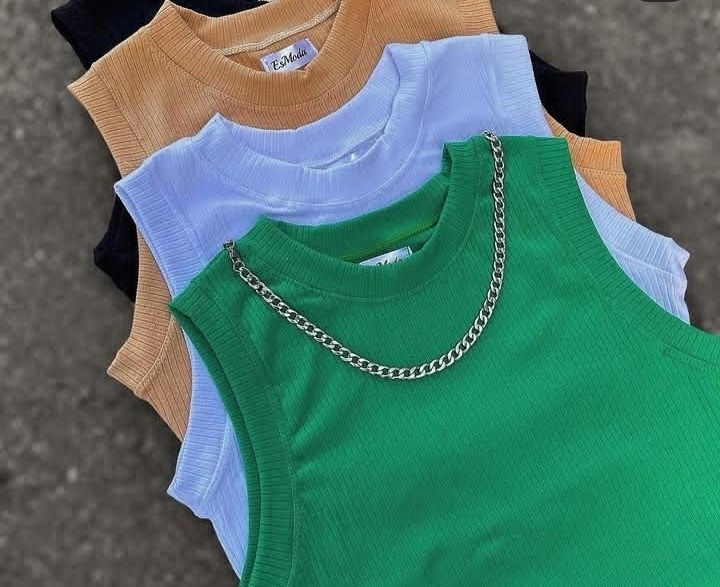 Top Musculosa con bordes en color negro