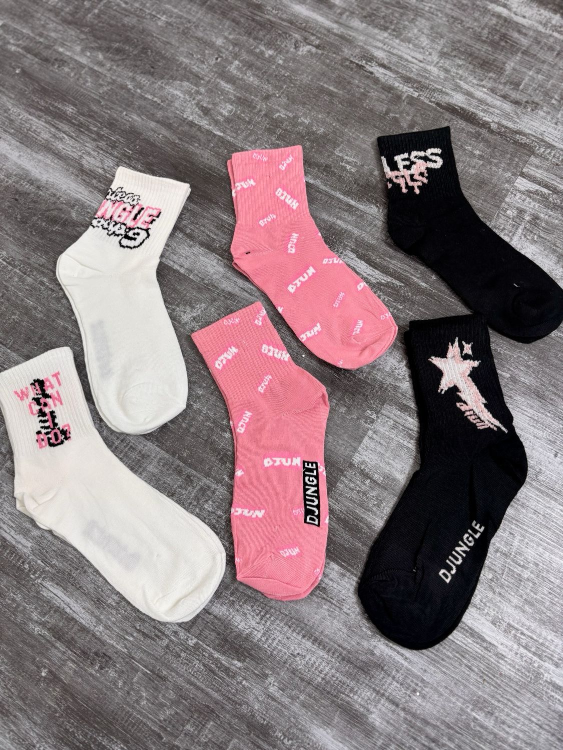 Medias deportivas con colores rosasdo,blanco y negro($310 c/docena paquete minimo de 6 docenas)