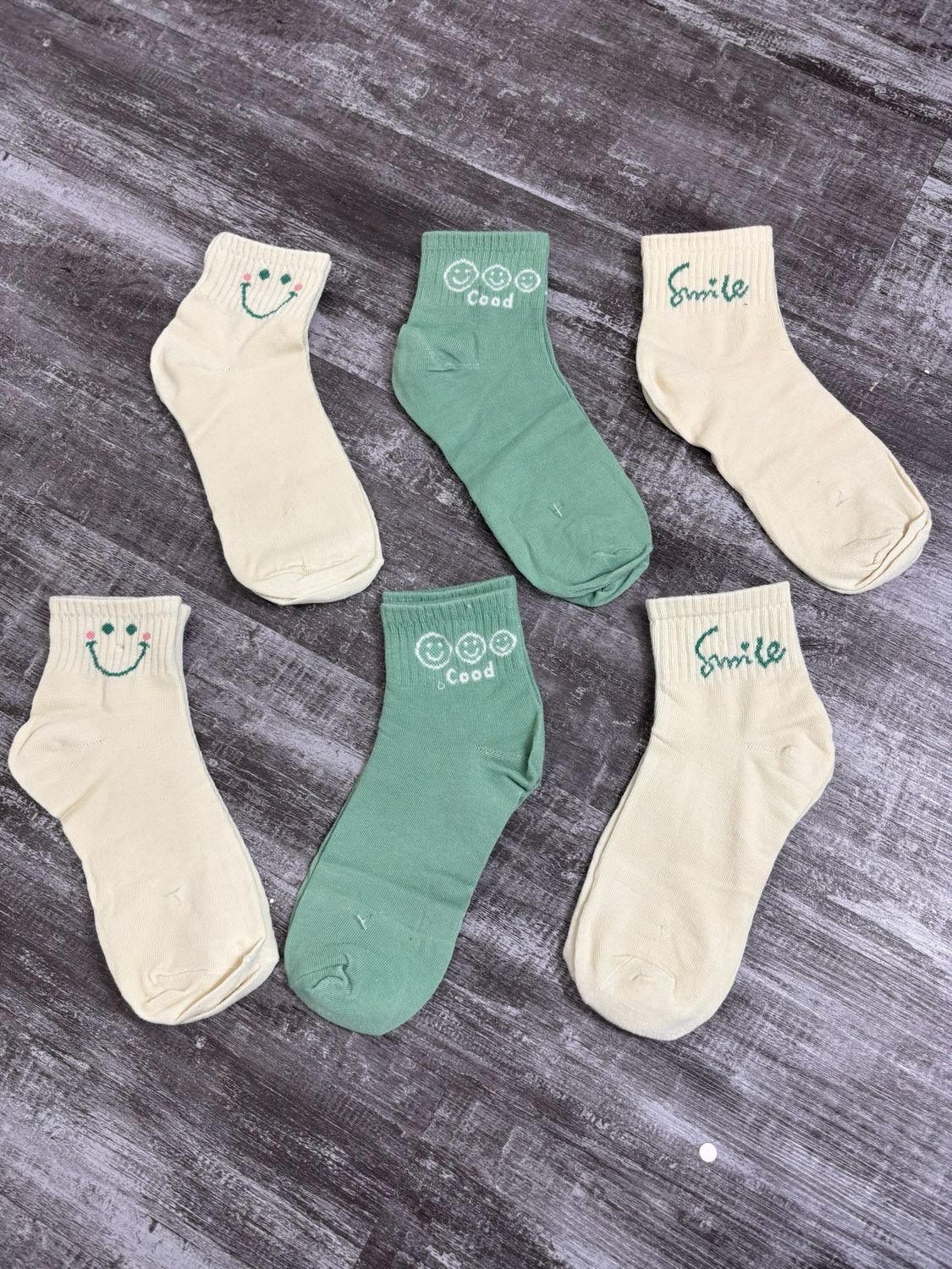 Docena de Medias deportivas con colores verdes y beige Docena de Medias deportivas con colores verdes y beige