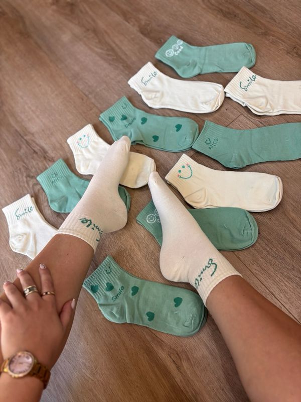 Medias deportivas  con colores verdes y beige($310 c/docena, paquete minimo de 6 docenas)