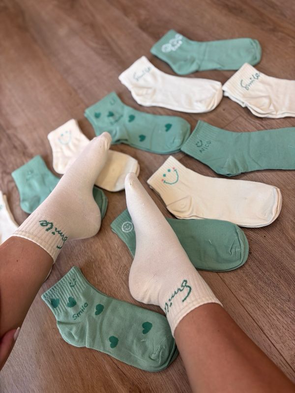 Medias deportivas con colores verdes y beige($290 c/docena, paquete minimo de 12 docenas)