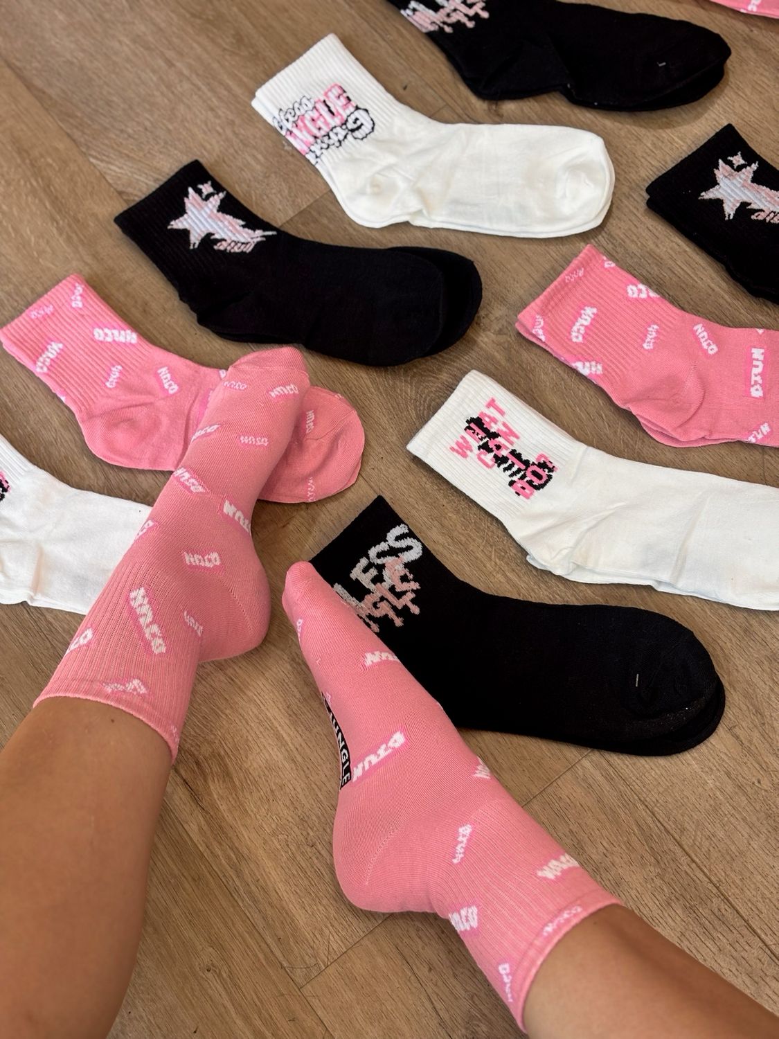 Medias deportivas con colores rosasdo,blanco y negro($290 c/docena paquete minimo de 12 docenas)