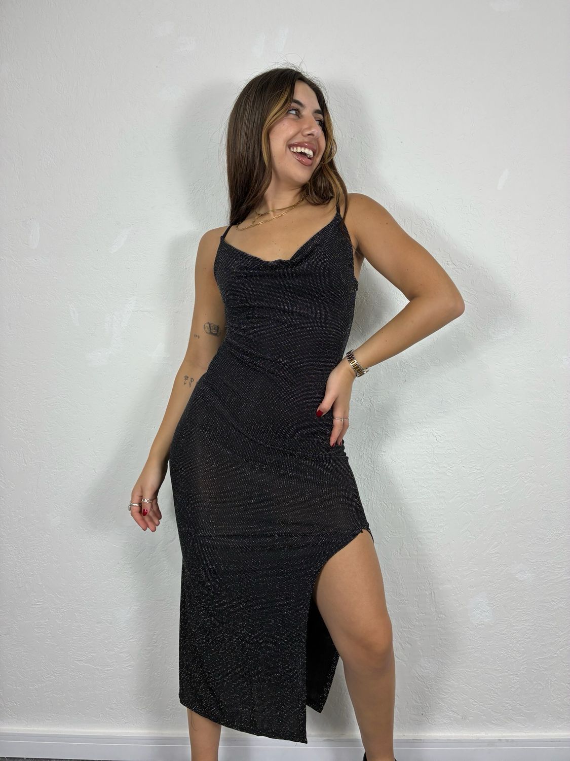 Vestido elegante de dama con escote redondo y abertura en pierna Vestido elegante de dama con escote redondo y abertura en pierna