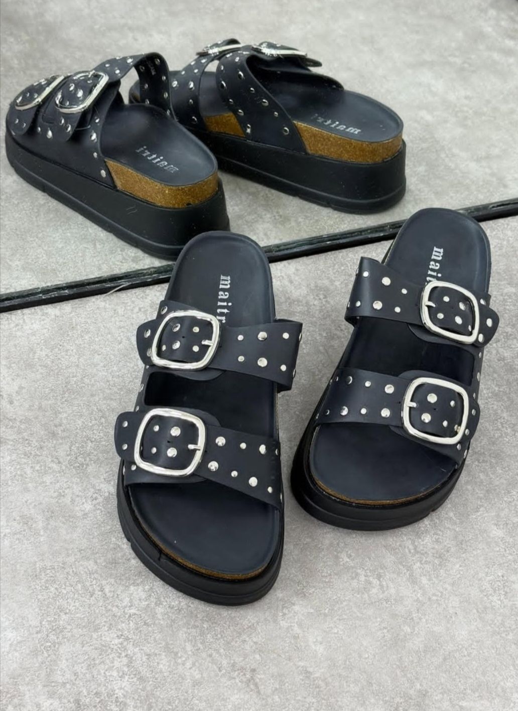 Sandalia con Hebilla alta Sandalia con Hebilla alta