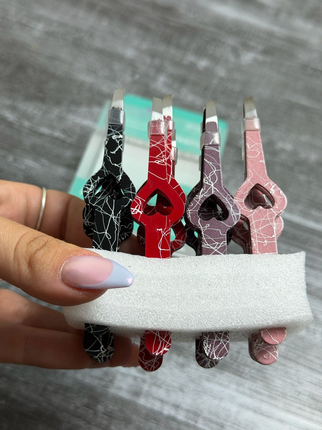 1 Pinza para cejas diseño corazon