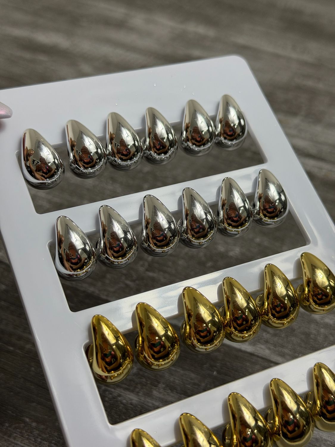 Caravanas de gota en tendencia color plateado por MAYOR ($30 c/u Pack de 12 unidades)