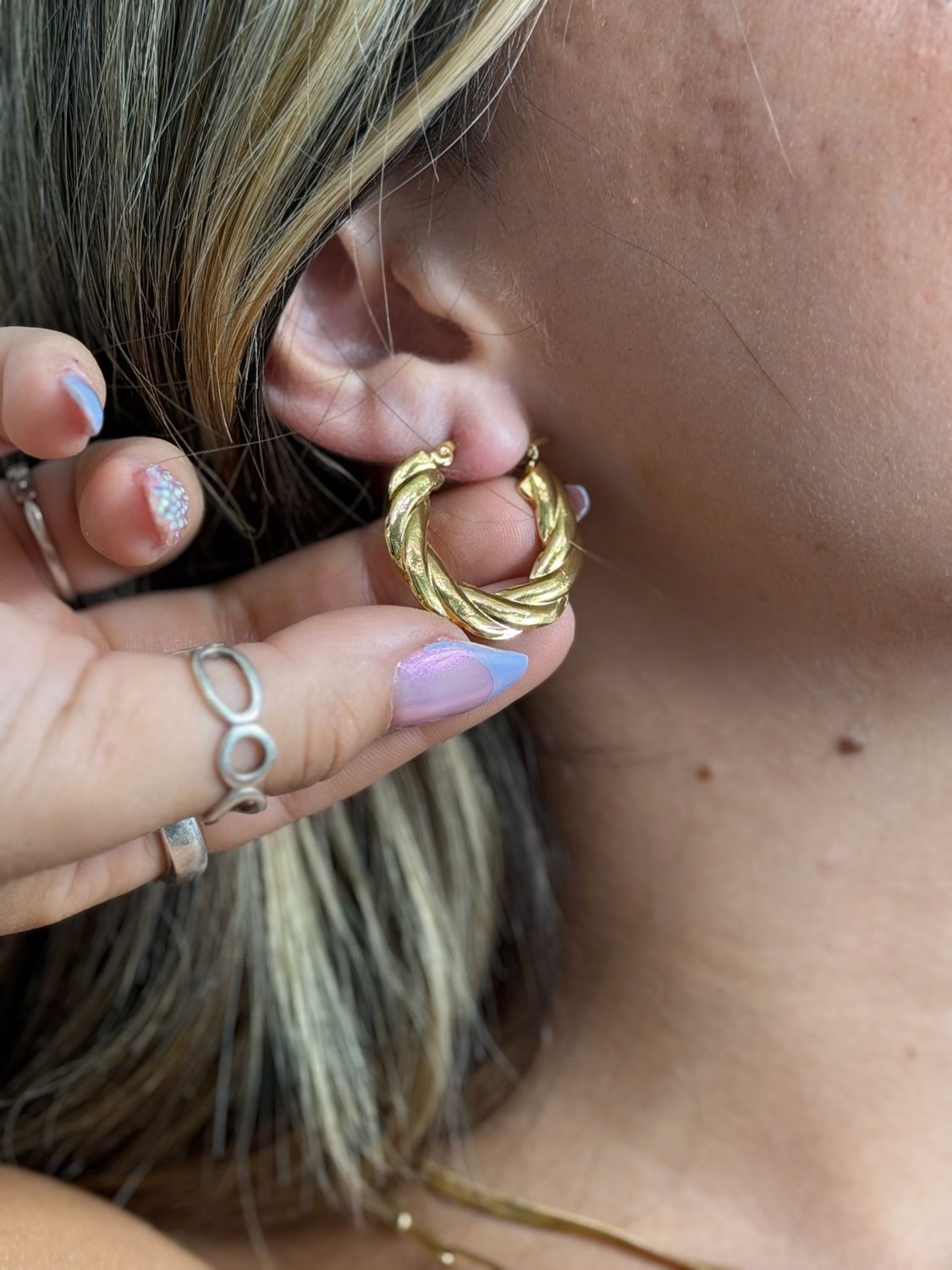 Caravana en tendencia  diseño torneado color dorado por MAYOR ($60 c/u Pack de 12 unidades)