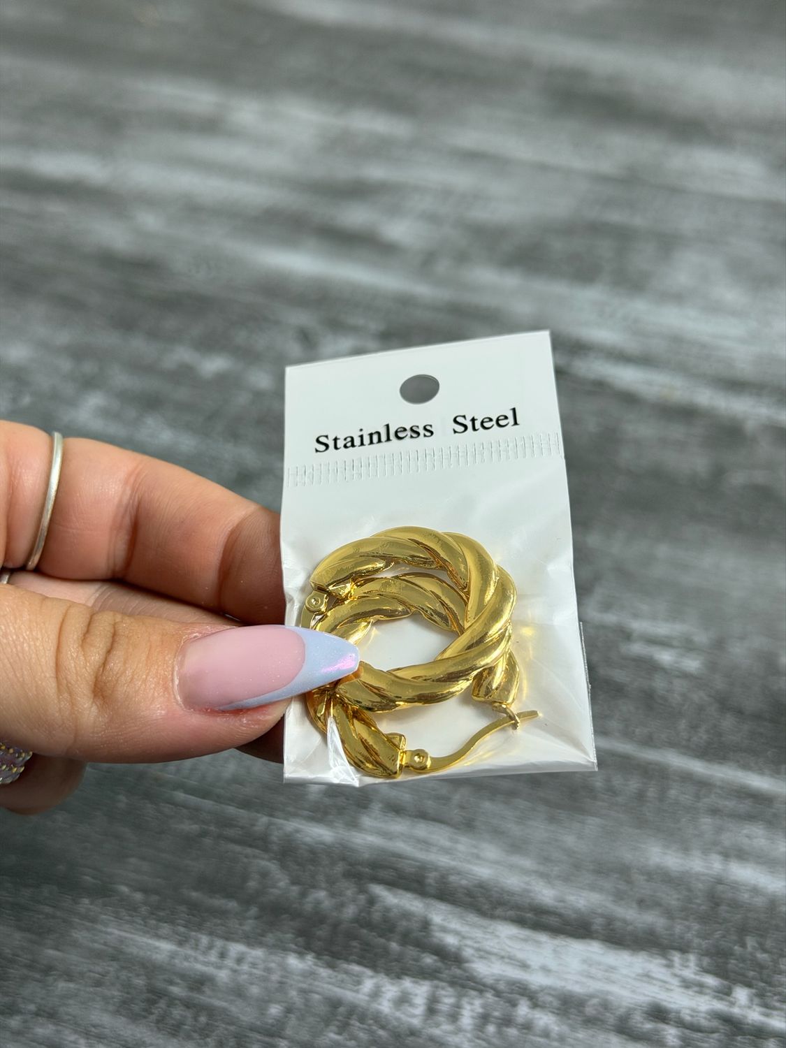 Caravana en tendencia diseño torneado color dorado por MAYOR ($60 c/u Pack de 12 unidades) Caravana en tendencia diseño torneado color dorado por MAYOR ($60 c/u Pack de 12 unidades)