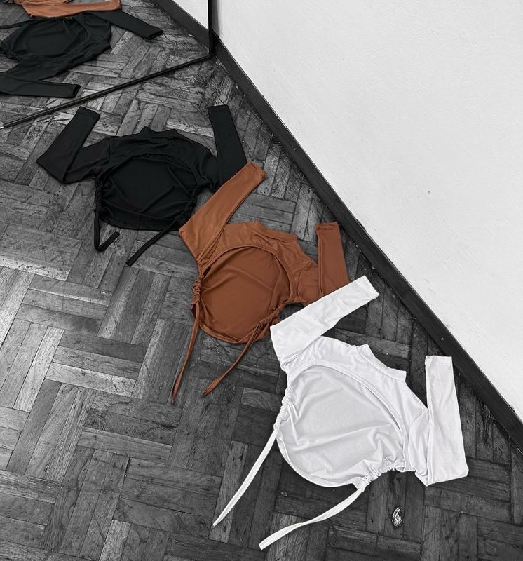 Polera Con Espalda Abierta