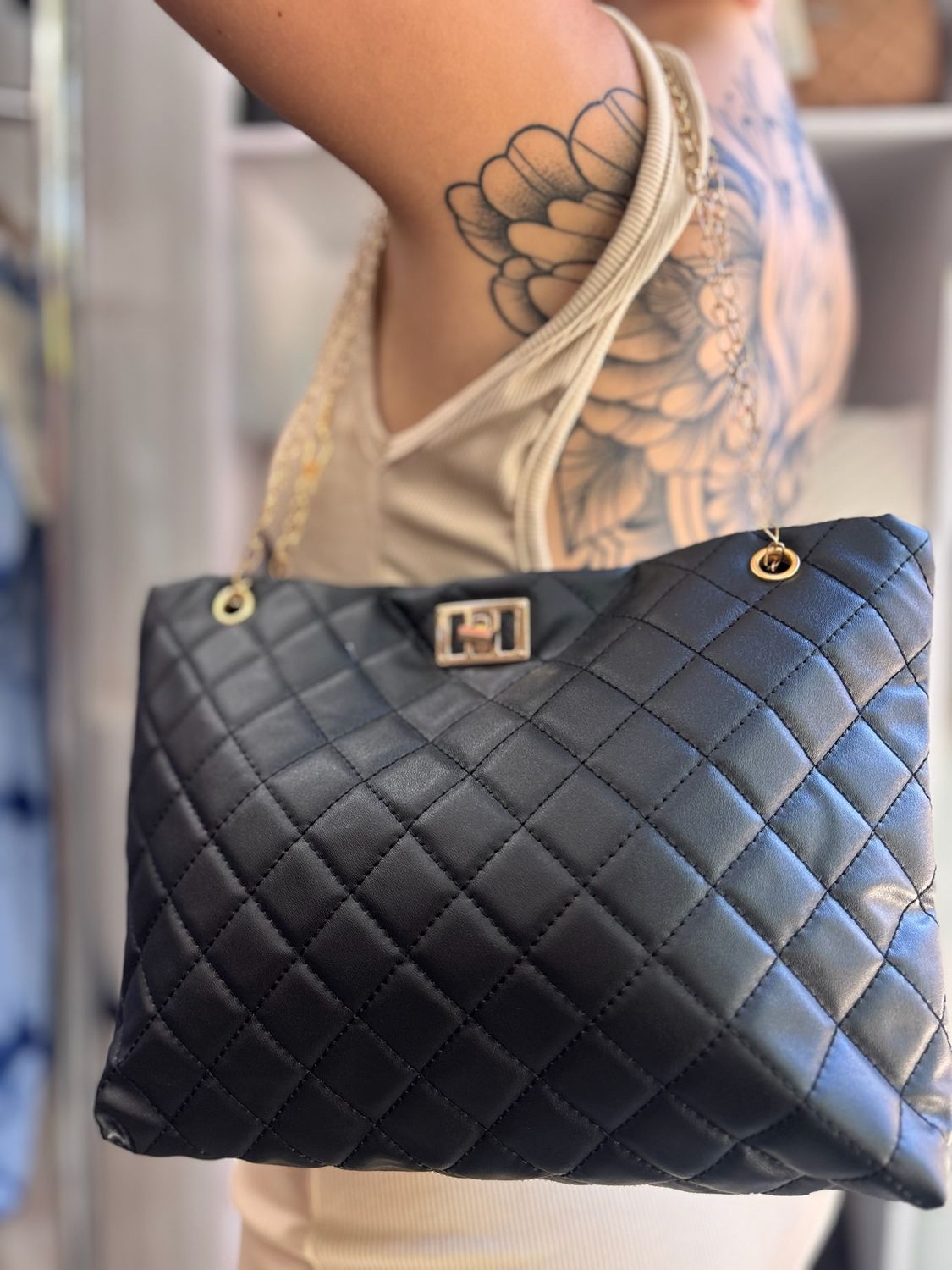 Cartera con Cadenas mediana color negro por MAYOR ( $290 c/u Pack de 6 unidades) Cartera con Cadenas mediana color negro por MAYOR ( $290 c/u Pack de 6 unidades)